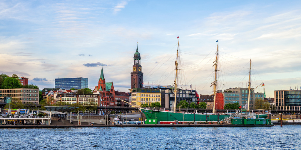 10240805 - Michel und Rickmer Rickmers | Blick über die Elbe auf den Michel und die Rickmer Rickmers.