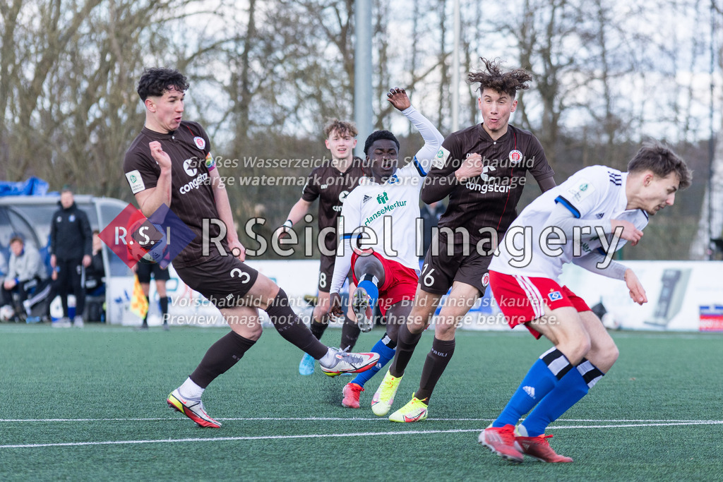Fußball, Saison 2021/22, A-Junioren Bundesliga, Hamburger SV - FC St. Pauli, Paul-Hauenschild-Plätze (Norderstedt), 02.04.2022, 16. Spieltag | Marius Joachim Mohr (#3, Pauli, Co-Kapitän), Kelsey Owusu Aninkorah-Meisel (#24, HSV), Selcuk Rinal (#16, Pauli)