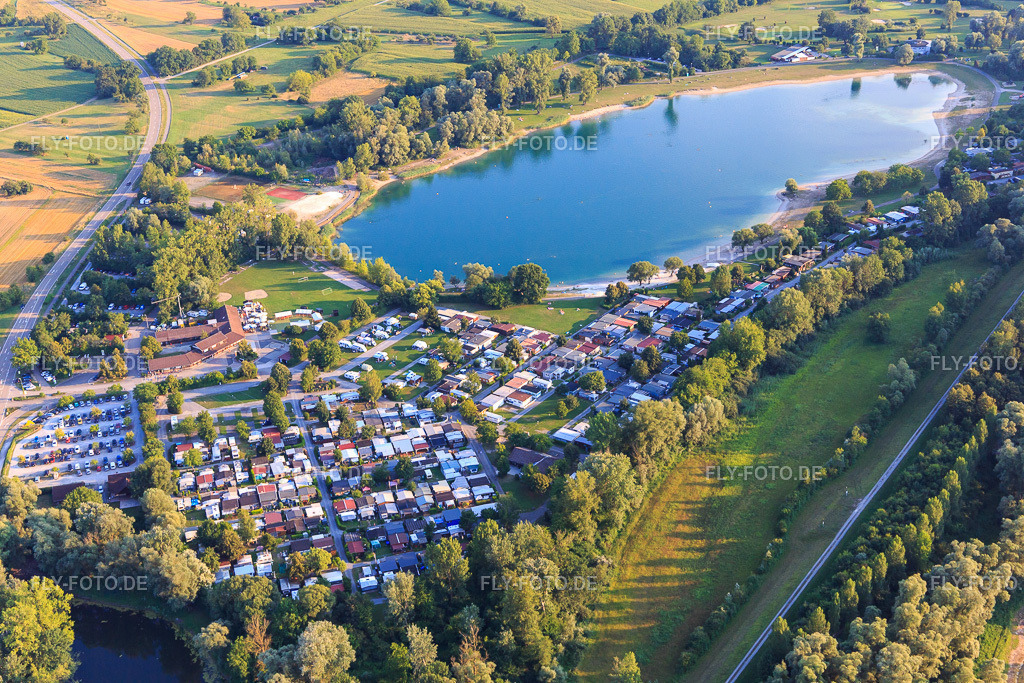 Camping Park Rastatter Freizeitparadies am See https://www.rastatter-freizeitparadies.de/ | Luftbild: Camping Park Rastatter Freizeitparadies am See https://www.rastatter-freizeitparadies.de/ im Ortsteil Plittersdorf in Rastatt im Bundesland Baden-Württemberg in Deutschland. Foto: IMG_109175.jpg vom 25.07.2018 durch Werner Riehm/FLY-FOTO.de - Realisiert mit Pictrs.com