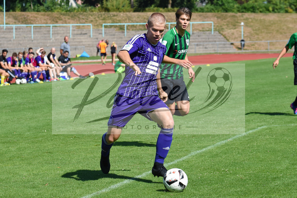 20180804_OSNSCP_0001 | Fußball, A-Junioren: Henry-Thoke Uchtmann (VfL Osnabrück) in Aktion, am Ball, Einzelaktion beim Testspiel zwischen VfL Osnabrück vs. SC Preußen Münster am 04.08.2018 im Sportpark Illoshöhe in Osnabrück, Deutschland.(Foto von Nico Paetzel) - Realisiert mit Pictrs.com