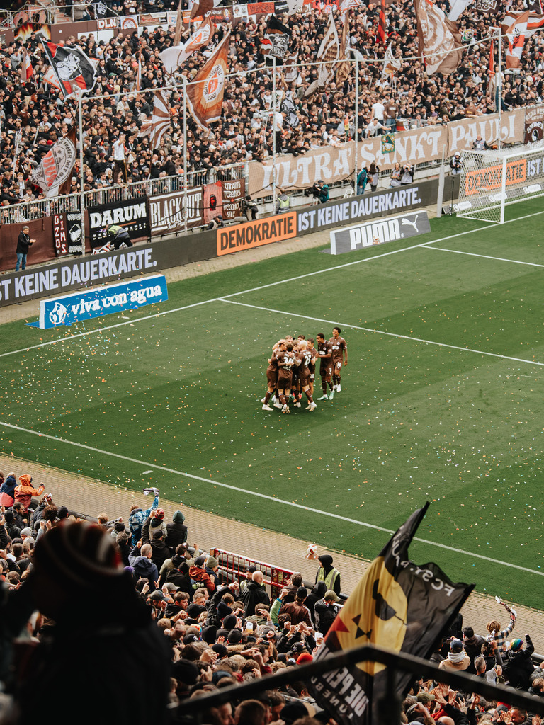FCS03667 | Der offizielle Shop für FC St. Pauli Fotos. Wähle aus Spielszenen & Fanmomenten dein FCSP Wunschformat. Wir liefern Millerntor-Atmosphäre.