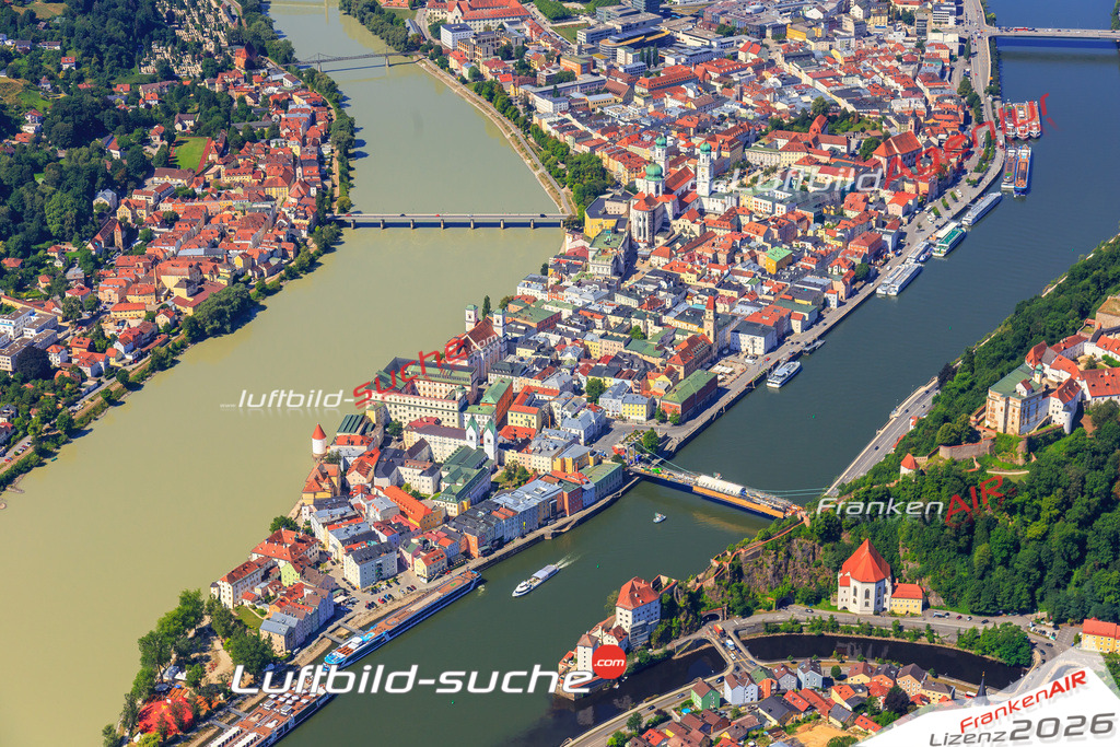 Die Luftaufnahme Altstadt - Passau wurde 2017 mittels Flugzeug (keine Drohne) erstellt. Perfekte Schärfe und Druck- Auflösung- Garantiert!