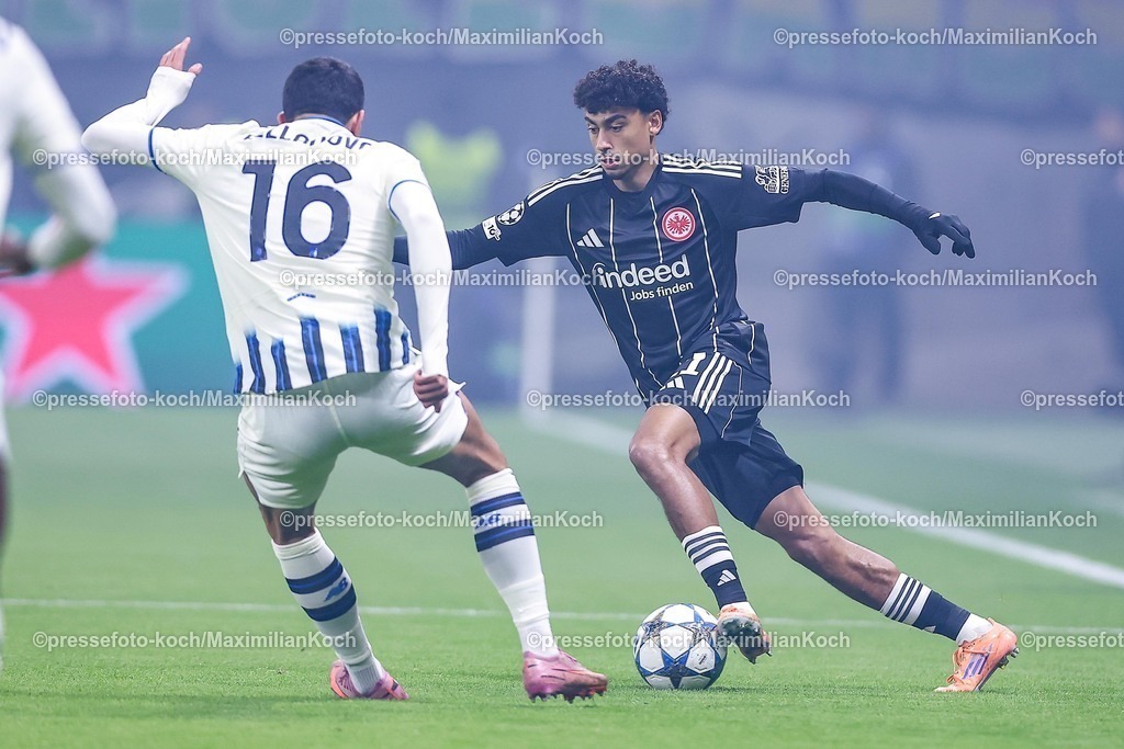 UCL26112501034 | 26.11.2025, Fußball, UEFA Champions League, Eintracht Frankfurt - Atalanta Bergamo, Deutsche-Bank-Park (Frankfurt am Main), 5. Spieltag, Saison 2025 2026: Raoul Bellanova&nbsp;(Atalanta Bergamo #16) im Zweikampf gegen  Nathaniel Brown&nbsp;(Eintracht Frankfurt #21)  Regulations prohibit any use of photographs as image sequences and or quasi-video.