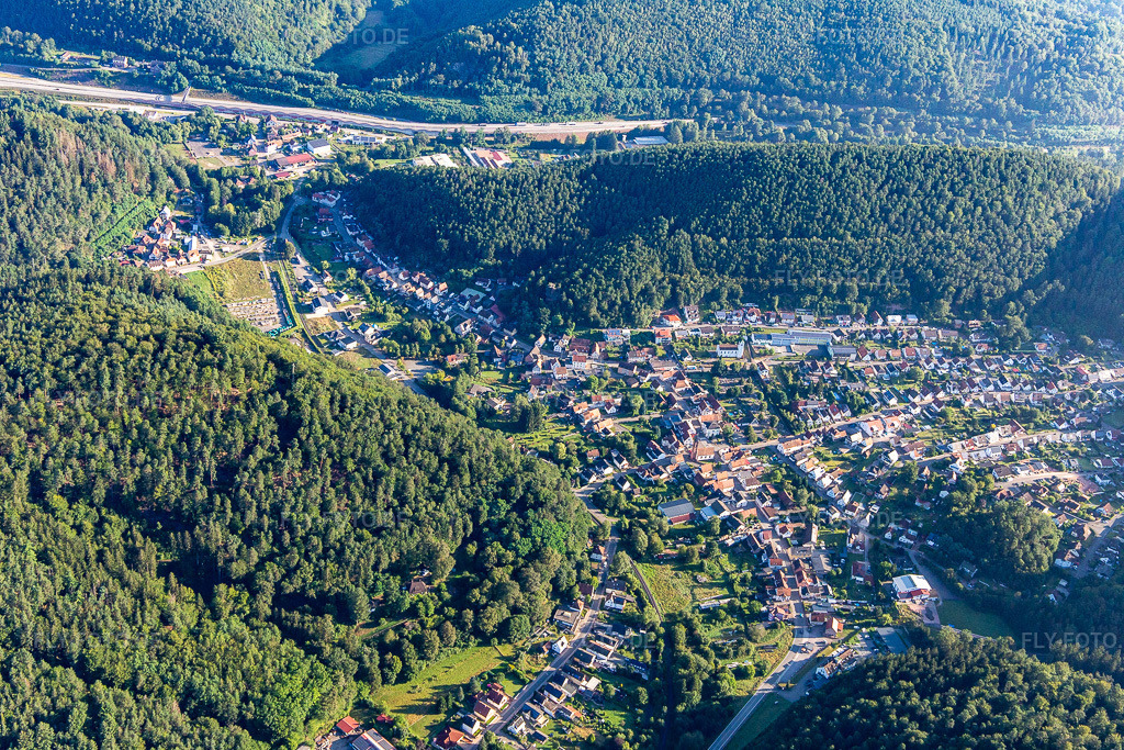 Luftbild: Ort zwischen Bergen von Süden in Hinterweidenthal im Bundesland Rheinland-Pfalz in Deutschland. Foto: IMG_143163.jpg vom 06.08.2024 durch Werner Riehm/FLY-FOTO.de