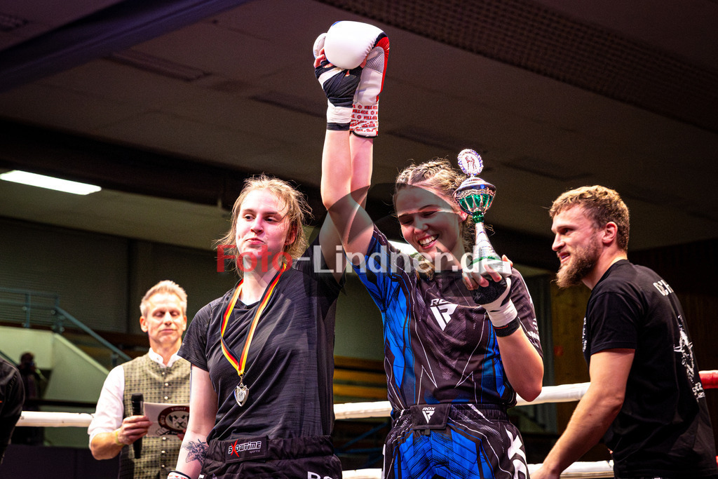 Sonja Özgisi (Sei Wasser Bad Tölz) blau gegen Franziska Waiser (MFA Penz) rot | MFA Fight Night Frauen K1 -67kg Kampf 7, Sonja Özgisi (Sei Wasser Bad Tölz) blau gegen Franziska Waiser (MFA Penz) rot, 20251108,,2025-11-08 in Penzberg (Wellenberghalle Penzberg), Copyright: WolfgangxLindner www.foto-lindner.de