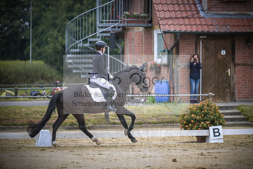 DOS_2585 | Entdecke hochwertige Reitturnierfotos von Foto Oger. Professionell, emotional und authentisch – jetzt Lieblingsmomente im Shop bestellen.Deutschlandweite Turnierfotografie. - Realisiert mit Pictrs.com