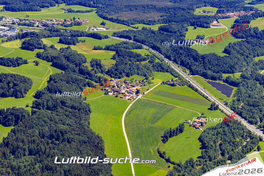 Aktuelles Luftbild von Oberhasling Irschenberg - Die Luftaufnahme wurde 2022 mittels UL-Flugzeug erstellt ( keine Drohne ) - hochauflösende Kamera-Systeme von  Canon -Beste Qualität - Für grossformatige Ausdrucke geeignet. Die Geschenkidee !