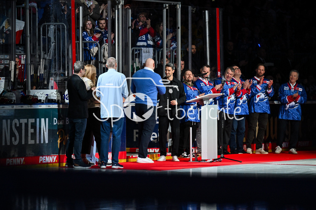 Adler Mannheim - Augsburger Panther | MANNHEIM, DEUTSCHLAND - 25. FEBRUAR: Im Bild Denis REUL, dessen Rückennummer 29 heute von den Adlern unters Dach gezogen wird / Einzelfoto / Freisteller vor dem Match zwischen den Adler Mannheim und den Augsburger Panthern am 45. Spieltag der Penny DEL in der SAP Arena / Dennis ENDRAS hält eine Rede / Laudatio / Ehrung