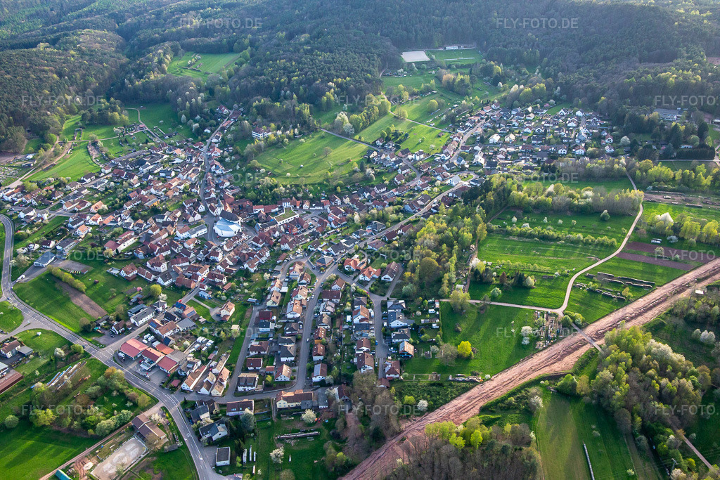 Luftbild: Ortsansicht von Norden im Ortsteil Gossersweiler in Gossersweiler-Stein im Bundesland Rheinland-Pfalz in Deutschland. Foto: IMG_140126.jpg vom 11.04.2024 durch Werner Riehm/FLY-FOTO.de