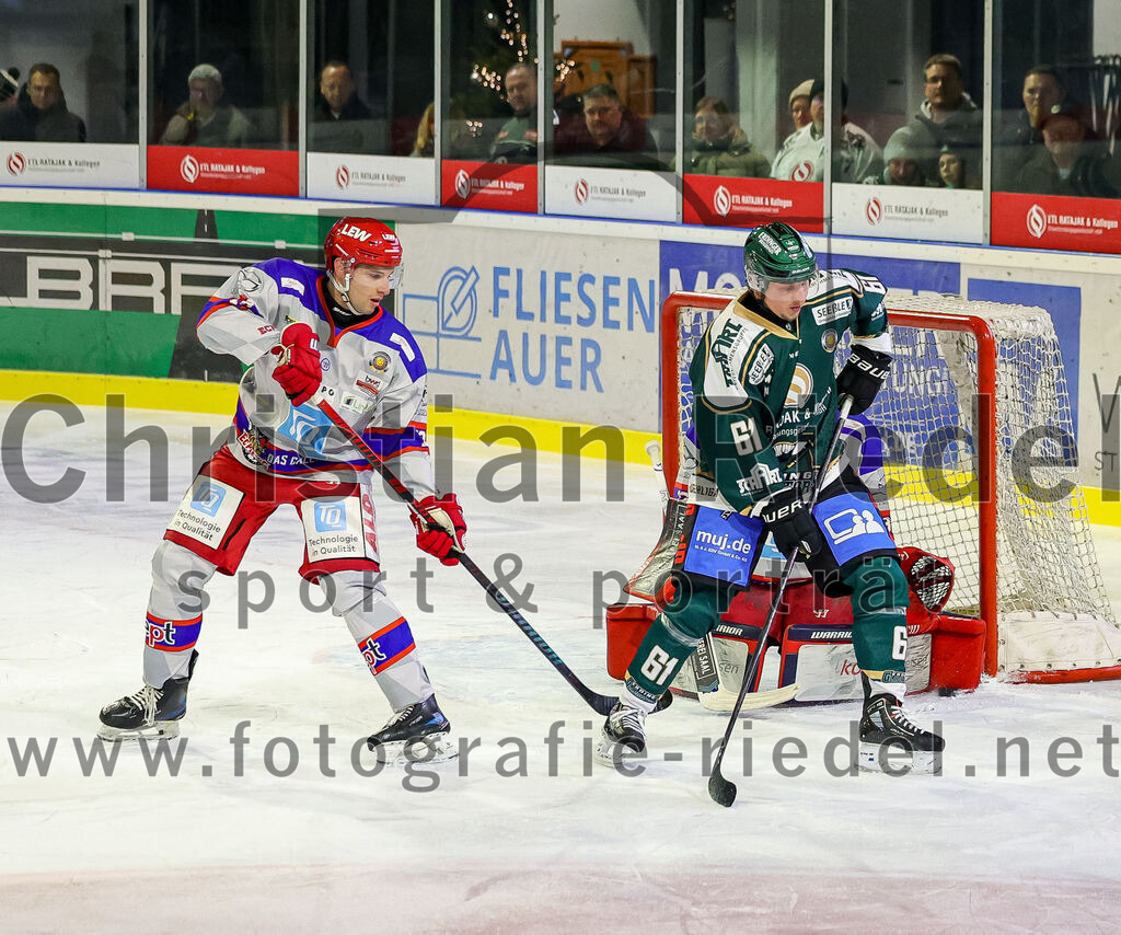 2025-11-30_128_TSV_Erding_gegen_EC_Peiting | Erding, Deutschland, 30.11.2025:Eishockey, Oberliga Süd 2025 / 2026, 22. Spieltag, TSV Erding gegen EC Peiting, Endergebnis: 5:1Dennis Miller (Erding Gladiators, #61), Torwart Andreas Magg (EC Peiting, #32)Foto: Christian Riedel / fotografie-riedel.net