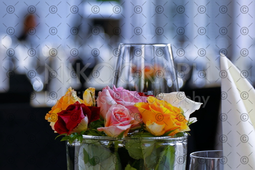 Rosen am Hochzeitstisch | Rosen in einer Glasvase am gedeckten Hochzeitstisch.