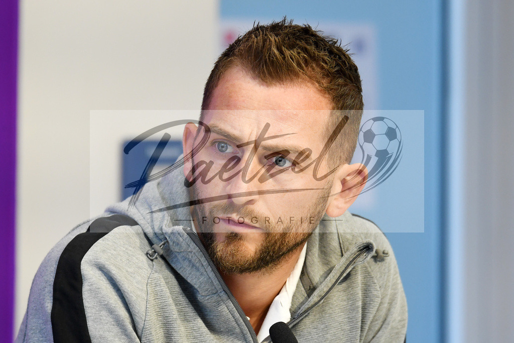 20200228_PKOSNA_0009 | Fussball, Herren: Marc Heider (VfL Osnabrueck) schaut waehrend der Pressekonferenz des VfL Osnabrueck im Presseraum des Stadion an der Bremer Bruecke am 28.02.2020 in Osnabrueck, Deutschland. - Realisiert mit Pictrs.com