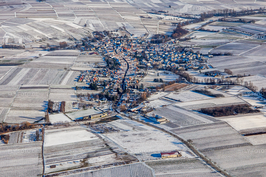 Luftbild: Ortsansicht von Westen bei Schnee in Göcklingen im Bundesland Rheinland-Pfalz in Deutschland. Foto: IMG_139926.jpg vom 20.01.2024 durch Werner Riehm/FLY-FOTO.de
