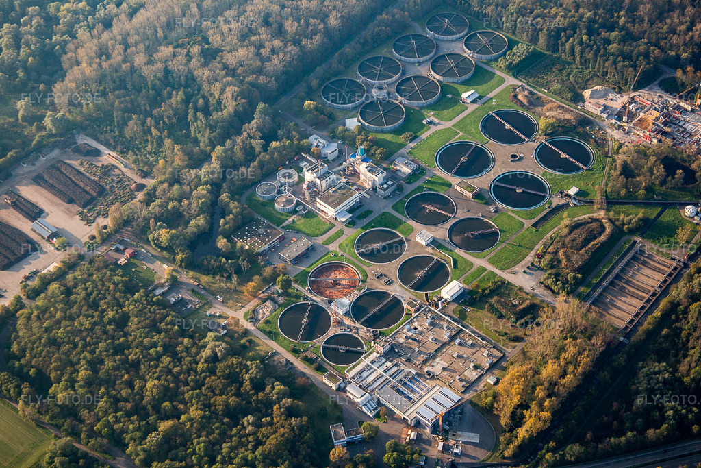 Luftbild: Klärwerk Karlsruhe im Ortsteil Knielingen in Karlsruhe im Bundesland Baden-Württemberg in Deutschland. Foto: IMG_075472.jpg vom 26.10.2014 durch Werner Riehm/FLY-FOTO.de