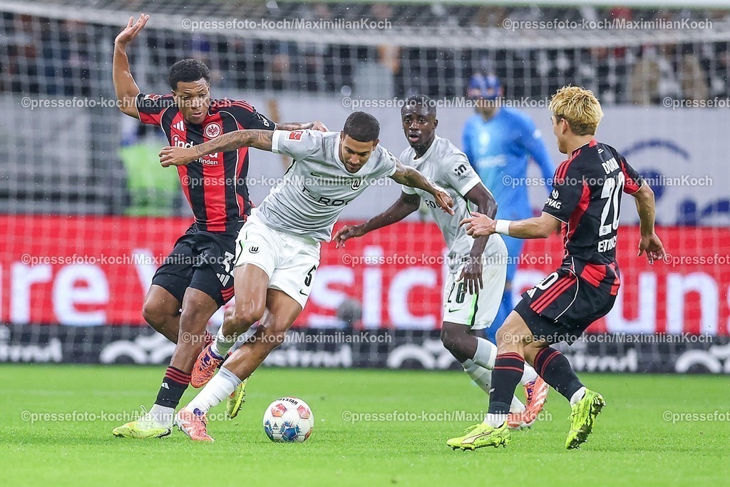 SGE30112501133 | 30.11.2025, Fußball, Eintracht Frankfurt - VfL Wolfsburg, 1. Fußball Bundesliga, 12. Spieltag, Deutsche-Bank-Park (Frankfurt am Main), Saison 2025 2026: Jessic Ngankam (Eintracht Frankfurt #32) im Zweikampf gegen  Vini Souza (VfL Wolfsburg #05) neben Ritsu Doan (Eintracht Frankfurt #20)  DFB Regulations prohibit any use of photographs as image sequences and or quasi-video.