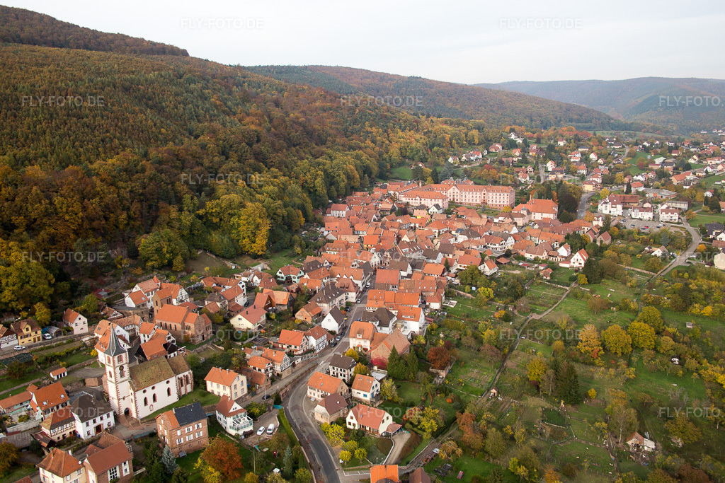 Luftbild: Kirchengebäude im Dorfkern in Oberbronn im Bundesland Bas-Rhin in Frankreich. Foto: IMG_084780.jpg vom 24.10.2015 durch Werner Riehm/FLY-FOTO.de