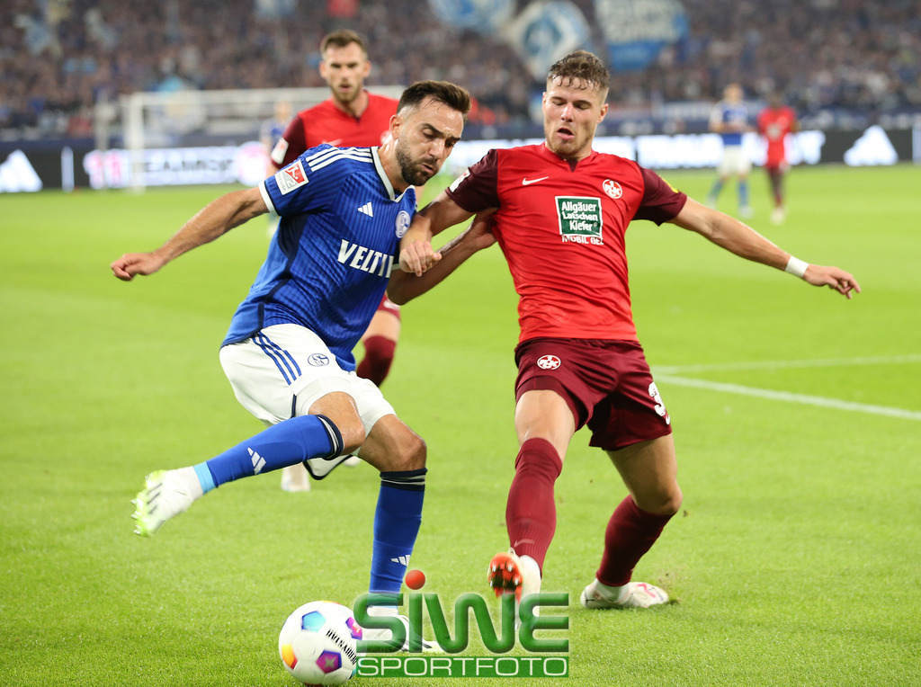 2.Fussball-Bundesliga  :  FC Schalke 04----1.FC Kaiserslautern    2.Sptg. | 05.08.2023  Fussball,GER, Saison 2023/2024;   2.Bundesliga;        2. Spieltag
FC Schalke 04---1.FC Kaiserslautern :  Duell Kenan Karaman (19/S04)  mit Jan Elvedi (33/1.FCK).


DFL REGULATIONS PROHIBIT ANY USE OF PHOTOGRAPHS AS IMAGE SEQENCES AND/OR QUASI-VIDEO. - Realisiert mit Pictrs.com