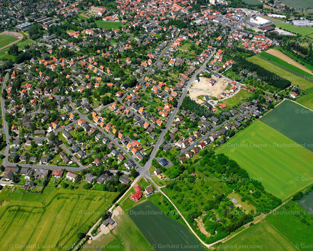 2508264 | DRANSFELD 01.05.2005 Wohngebiet - Mischbebauung der Mehr- und Einfamilienhaussiedlung  in Dransfeld im Bundesland Niedersachsen, Deutschland // Residential area - mixed development of a multi-family housing estate and single-family housing estate  in Dransfeld in the state Lower Saxony, Germany Foto: Gerhard Launer