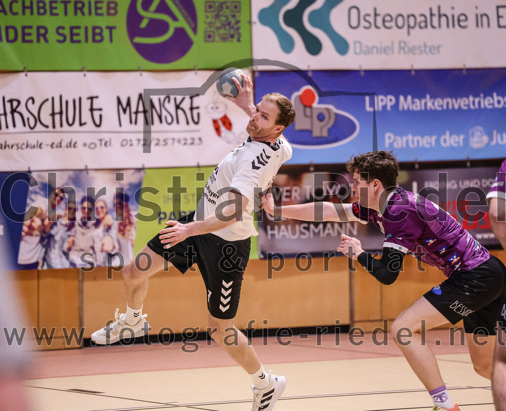 2025-02-15_026_SpVgg_Altenerding_gegen_SVW_Burghausen | Erding, Deutschland, 15.02.2025:Handball, Bezirksoberliga Männer 2024 / 2025, 16. Spieltag, SpVgg Altenerding gegen SVW Burghausen, Endergebnis: 32:31Martin Gizler (SVW Burghausen, #7), Tim Steininger (SpVgg Altenerding, #10)Foto: Christian Riedel / fotografie-riedel.net