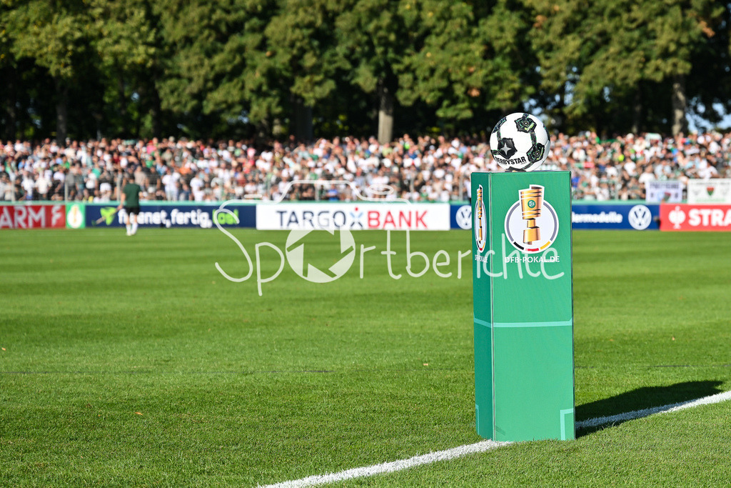 1. FC Schweinfurt 05 - Fortuna Düsseldorf | Der DERBYSTAR Spielball liegt zum Anpfiff bereit / Symbolbild / DFB-Pokal: 1. FC Schweinfurt 05 - Fortuna Düsseldorf; Riedel-Bau Arena am 18.08.2025