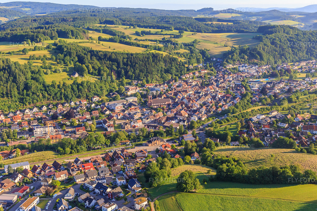 Luftbild: Ortsansicht aus Südosten in Elzach im Bundesland Baden-Württemberg in Deutschland. Foto: IMG_147644.jpg vom 30.05.2025 durch Werner Riehm/FLY-FOTO.de