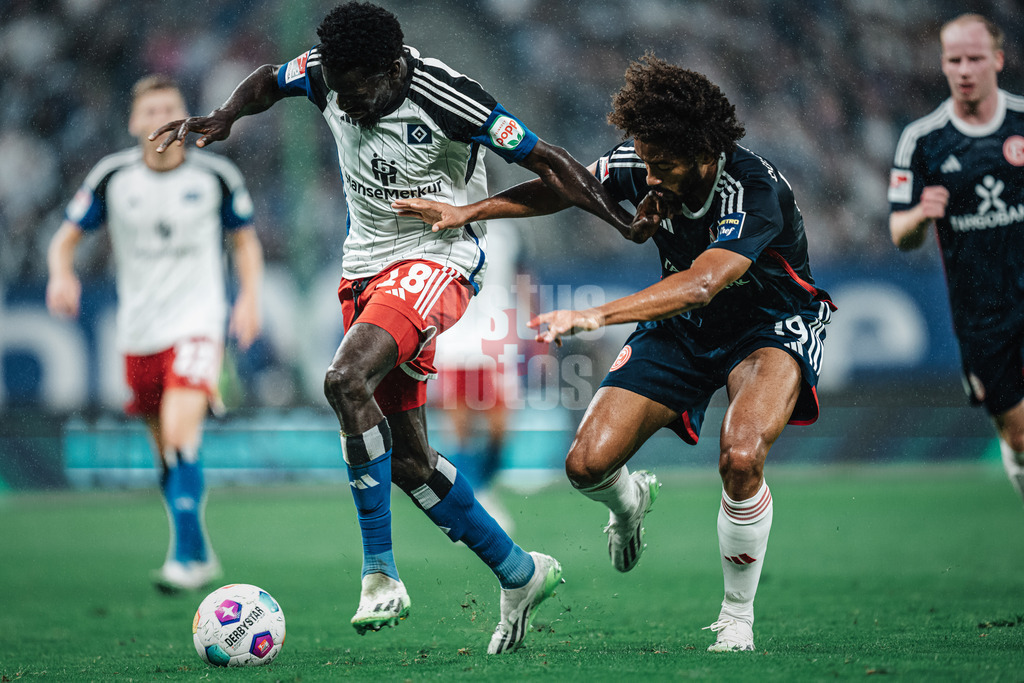 Fußball | Männer | Saison 2023/2024 | 2. Fußball-Bundesliga | Hamburger SV vs. Fortuna Düsseldorf | 29.09.2023 | v.l. Zweikampf zwischen Bakery Jatta (#18, HSV) und Emmanuel Iyoha (#19, Fortuna Düsseldorf)