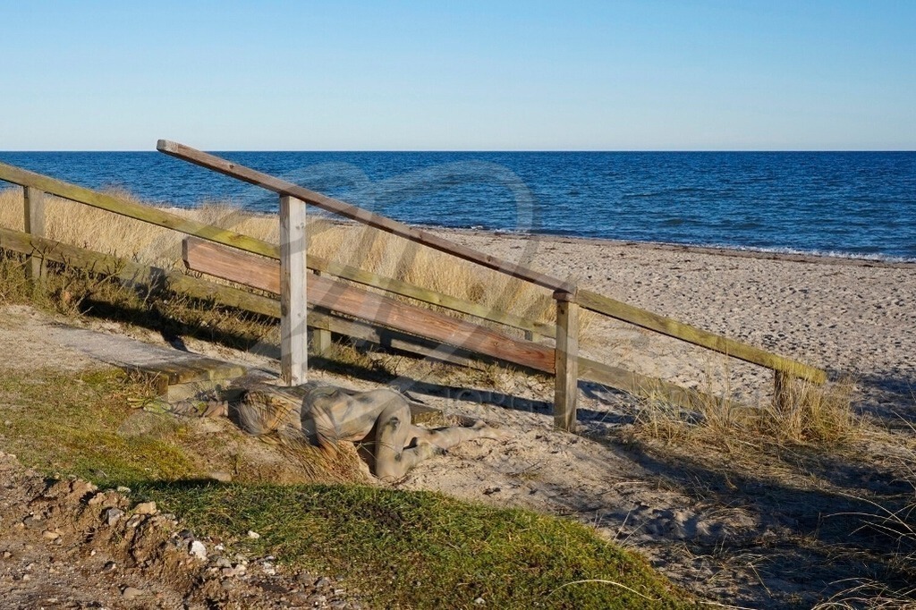 NatureArt-STRANDTREPPE_5838b | Geländer zum Wasser | #001 | Modell: Eléna | Foto: Jörg Düsterwald - Realisiert mit Pictrs.com