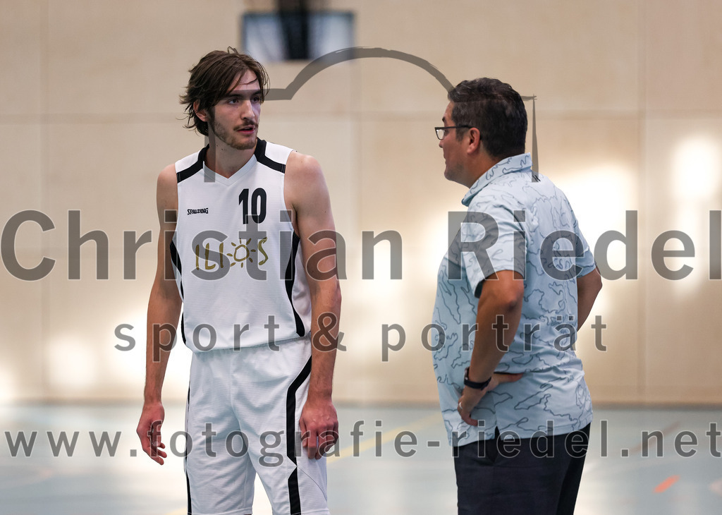 2022-10-16_020_TSV_Vaterstetten_gegen_Baskets_Vilsbiburg_2 | Vaterstetten, Deutschland, 16.10.2022:
Basketball, Bayernliga Herren Südost 2022 / 2023, 1. Spieltag, TSV Vaterstetten gegen Baskets Vilsbiburg 2, Endergebnis: 83:64

Finn Liebig (TSV Vaterstetten, #10), Trainer Daniel Paz (TSV Vaterstetten)

Foto: Christian Riedel / fotografie-riedel.net