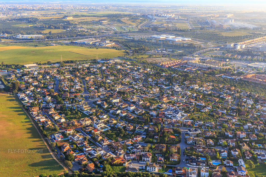 Aerial view: District of the west in Dos Hermanas in the state Seville, Spain. – Photo: IMG_145698.jpg taken on 04/22/2025 by Werner Riehm/FLY-FOTO.com – Resolution of the original: 5472 x 3648 px