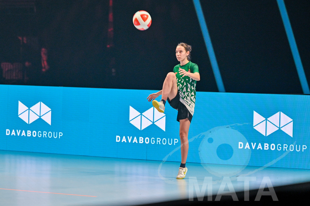 _DWI5803 | Anna Iszak vs Carolyn Greco beim Frauen- Single  Ungarn vs. USA bei der Teqball Weltmeisterschaft 2022 in der Kia Metropole Arena. Nürnberg, 27.11.2022 - Realisiert mit Pictrs.com