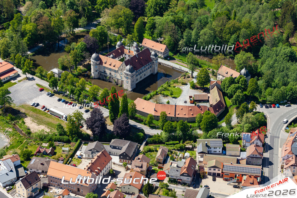 Die Luftbildaufnahme wasserschloss - Mitwitz wurde 2020 mittels Flugzeug (keine Drohne) erstellt. Perfekte Schärfe und Druck- Ergebnisse- Garantiert!