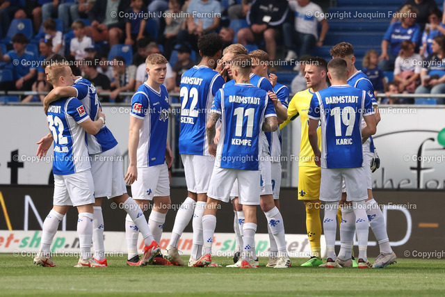 2400414_svdvsscf_0998 Kopie | Darmstadt, 14.04.2024 xjfx 1.Bundesliga SV Darmstadt 98 - SC Freiburg v.l., Die Mannschaft von SV Darmstadt 98 macht ein Kreis vor dem Spiel, Zusammenhalt, Motivation, Teamgeist





(DFL/DFB REGULATIONS PROHIBIT ANY USE OF PHOTOGRAPHS as IMAGE SEQUENCES and/or QUASI-VIDEO) - Realisiert mit Pictrs.com