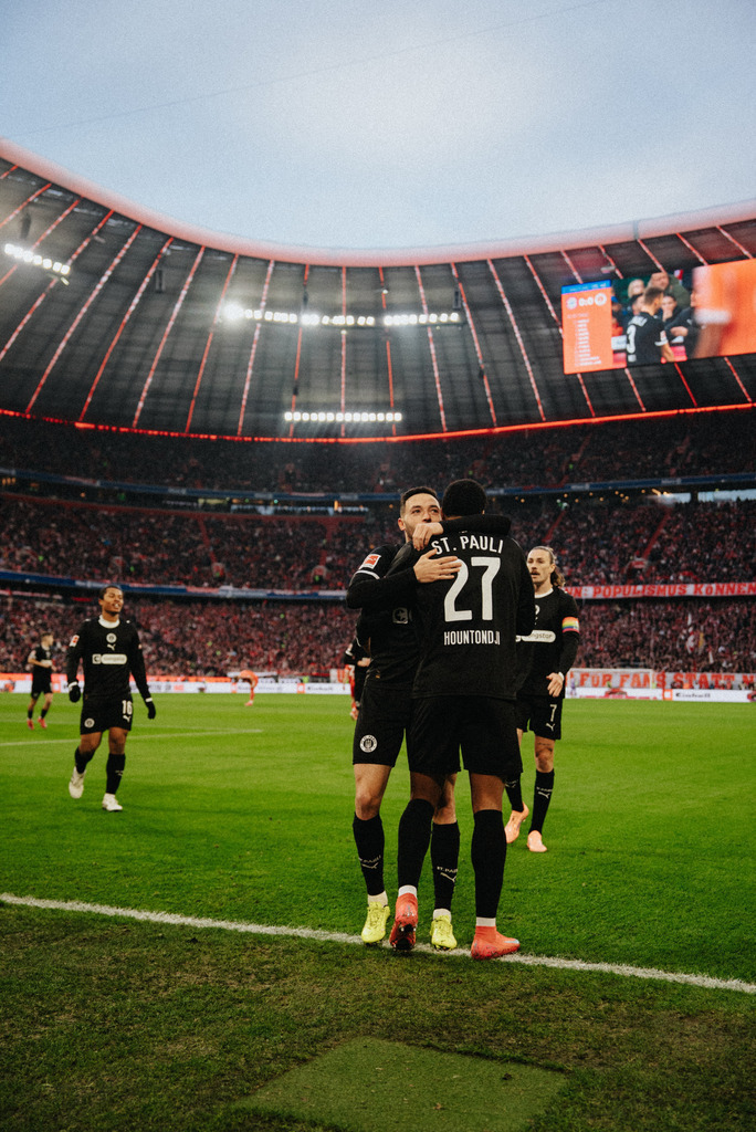 _STP8426 | Der offizielle Shop für FC St. Pauli Fotos. Wähle aus Spielszenen & Fanmomenten dein FCSP Wunschformat. Wir liefern Millerntor-Atmosphäre.