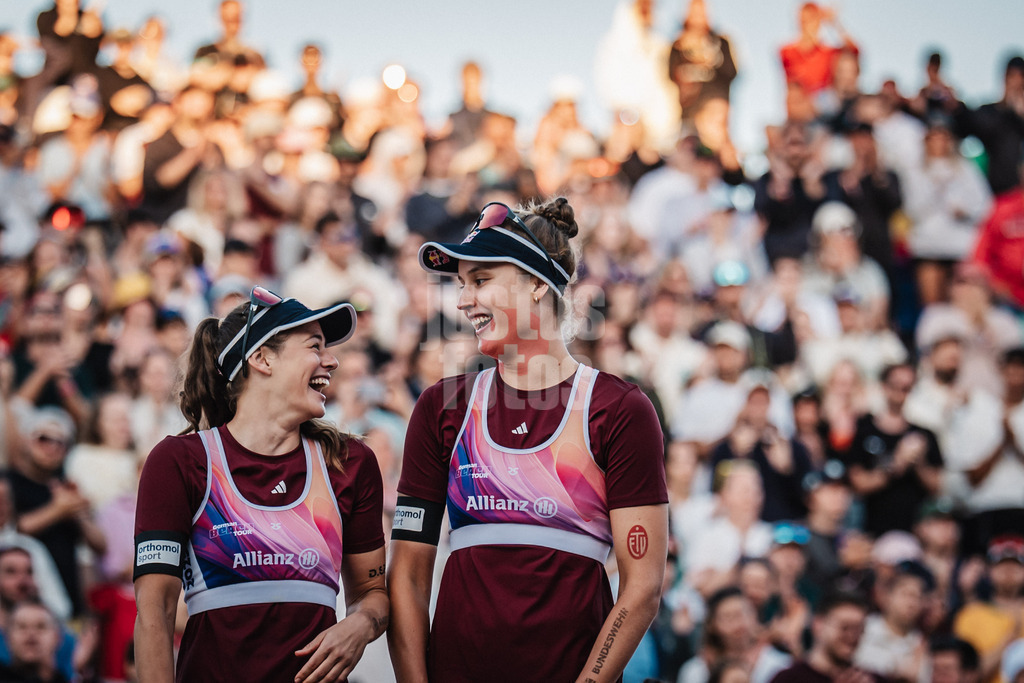 Beachvolleyball | Frauen und Männer | Deutsche Meisterschaften 2025 Timmendorfer Strand | 07.09.2025 | Die Gewinnerinnen der Goldmedaille v.l. Cinja Tillmann und Svenja Müller bei der Siegerehrung