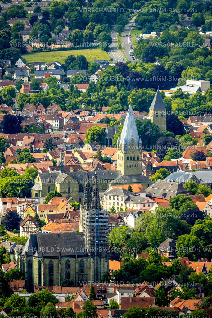 Soest220600249 |  Luftbild, Altstadt mit (von links) evang. Kirche Sankt Maria zur Wiese (Wiesenkirche), St. Patrokli-Dom und Sankt Pauli Kirche, Walburger, Soest, Soester Boerde, Nordrhein-Westfalen, Deutschland