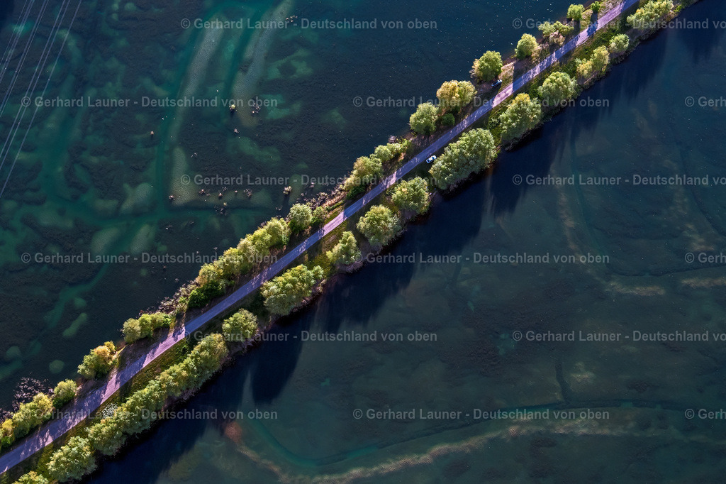 4026104 | ERFURT 06.05.2020 Weg zwischen zwei Kies- Baggerseen im Ortsteil Mittelhausen in Erfurt im Bundesland Thüringen, Deutschland. // Path between two gravel quarry ponds in the district Mittelhausen in Erfurt in the state Thuringia, Germany. Foto: Gerhard Launer