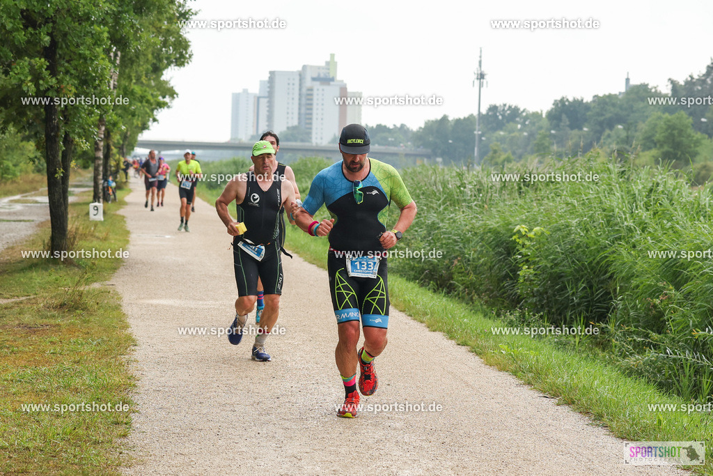 LUR_1659 | 34. M-net Erlanger Triathlon 2025 #erlangertriathlon  #mnettriathlon2025 #mnettriathlon #team #olympischedistanz #mitteldistanz #triathlon #maindonaukanal  #erlangertriathlon2025 #yourpictrs #tv1848 #tv1848erlangen  #triathlonbayern #sportinerlangen #demsportverbunden #sportshot_your_pictrs Copyright: www.sportshot.de