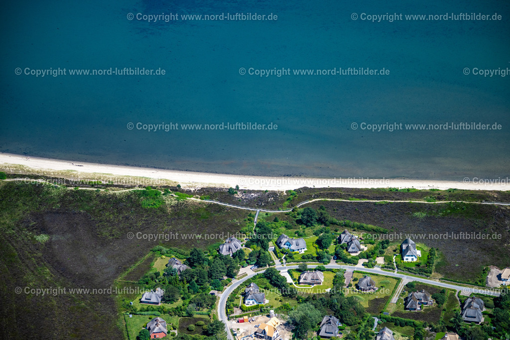 Sylt_Braderup_P_De_Hiir_ELS_1510210625 | WENNINGSTEDT-BRADERUP (SYLT) 21.06.2025 Siedlungsgebiet Einfamilien Ferienhäuser an der Meeres-Küste an der Straße Eske Wai, Üp de Hiir im Ortsteil Braderup in Wenningstedt-Braderup (Sylt) auf der Insel Sylt im Bundesland Schleswig-Holstein, Deutschland. // Settlement area single-family holiday homes on the sea coast on the street Eske Wai, Uep de Hiir in the district Braderup in Wenningstedt-Braderup (Sylt) on the island of Sylt in the federal state Schleswig-Holstein, Germany. Foto: Martin Elsen