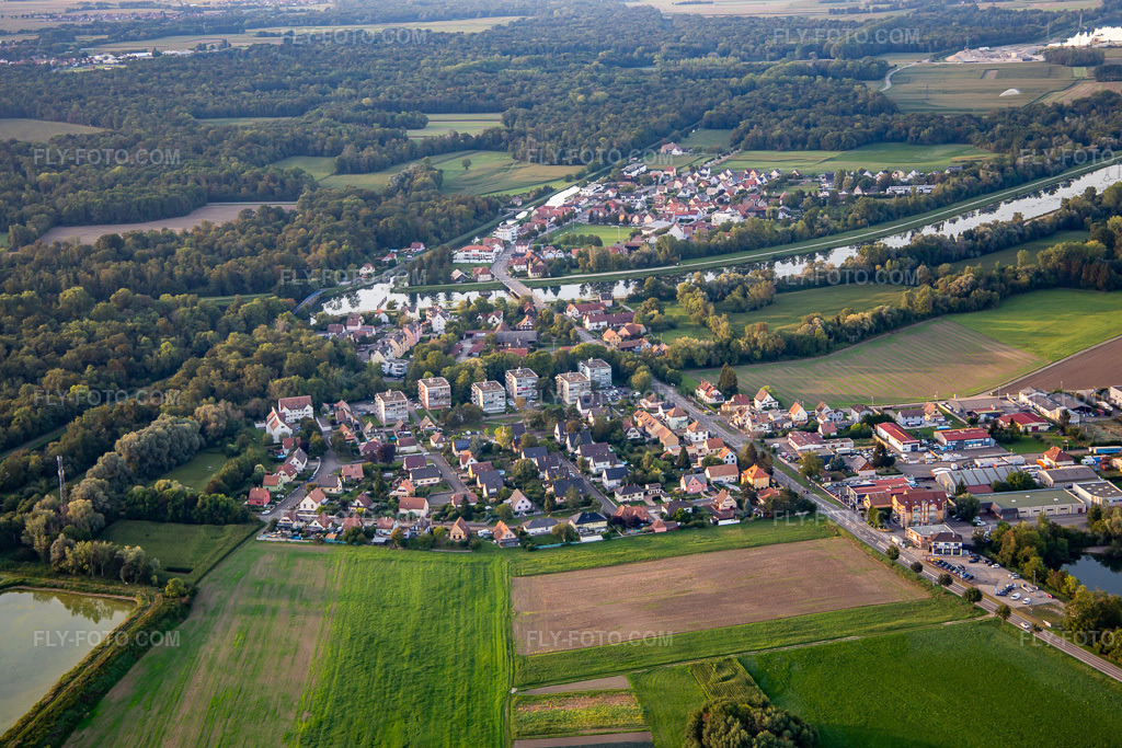 Aerial view: Rue des Marguerites in Erstein in the state Bas-Rhin, France. – Photo: IMG_137904.jpg taken on 08/18/2023 by Werner Riehm/FLY-FOTO.com – Resolution of the original: 5213 x 3475 px