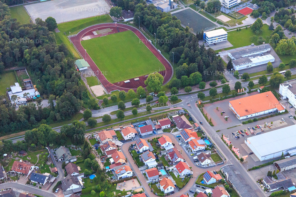 Luftbild: Sportplatz des SV Rülzheim 1920 e.V. in Rülzheim im Bundesland Rheinland-Pfalz in Deutschland. – Foto: IMG_107511.jpg vom 25.05.2018 durch Werner Riehm/FLY-FOTO.de – Auflösung des Originals: 5472 x 3648 px – Sportverein 1920 Rülzheim e.V - #lilablut