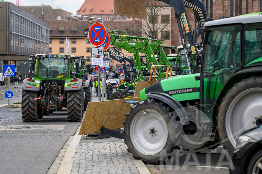 _DWA4264 | Bauerndemo gegen Agrarpolitik der Bundesregierung  auf dem Straße Obstmarkt und Hauptmarkt . Nürnberg, 08.01.2024 - Realisiert mit Pictrs.com