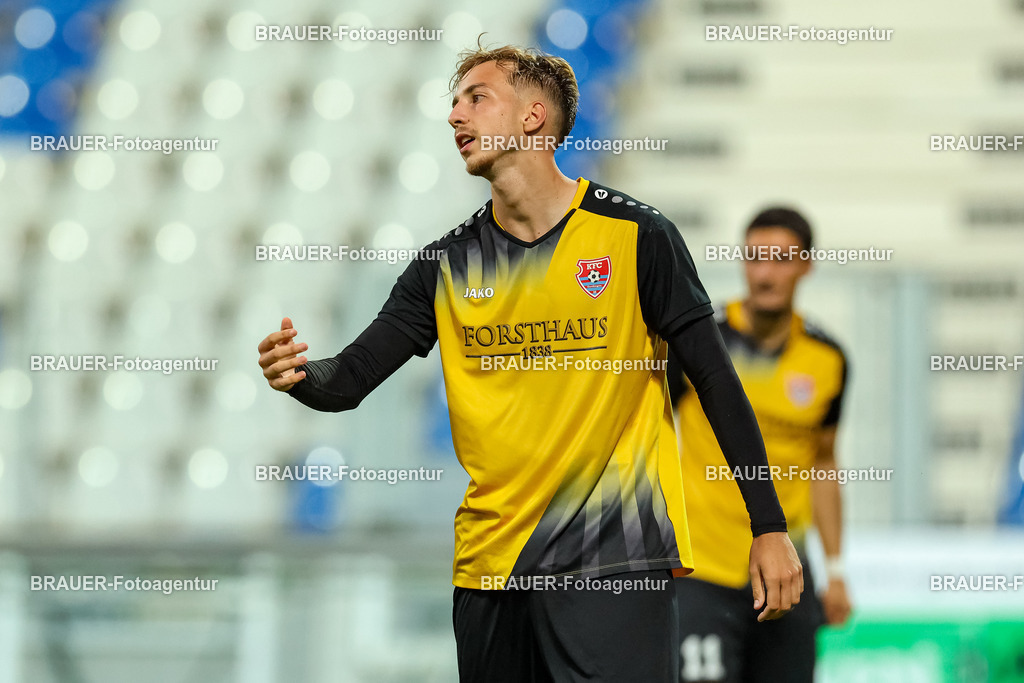 SB_KFCBAU_20250815_4863.JPG -  - KFC Uerdingen - SF Baumberg - Oberliga Niederrhein | Krefeld, Deutschland, 15.08.25: Etienne-Noel Reck (KFC Uerdingen) schaut während des Oberliga Niederrhein Spiels zwischen KFC Uerdingen - SF Baumberg in der Grotenburg Stadion am 15. August 2025 in Krefeld, Deutschland. (Foto von Stefan Brauer/Brauer-Fotoagentur)