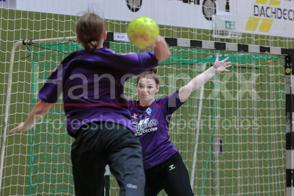 Handball, 2. Bundesliga Frauen, Training SV Werder Bremen | v.li.: Leonie Schumacher (Torhüterin, Torwart, SV Werder Bremen, 12) bei einer Abwehr, Abwehrversuch