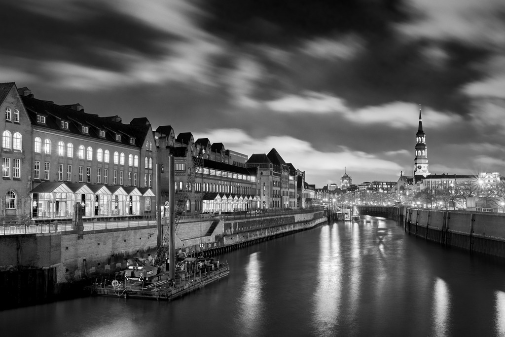 10241108 - Zollkanal in schwarzweiß | Blick über den Zollkanal auf die Speicherstadt und St. Katharinen.