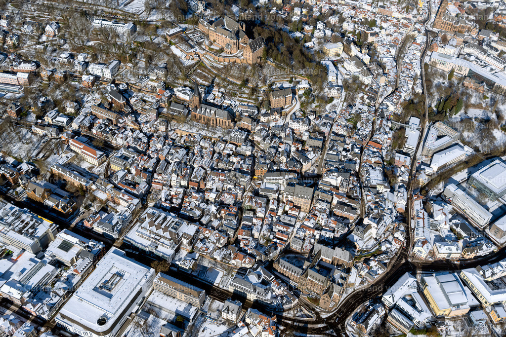 4043529 | MARBURG 13.02.2021 Winterlich schneebedeckte Stadtansicht vom Innenstadtbereich in Marburg im Bundesland Hessen, Deutschland. // Wintry snowy city view of the city area of in Marburg in the state Hesse, Germany. Foto: Gerhard Launer
