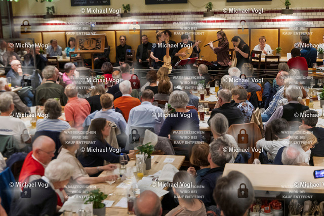 TAM25_K.12__Michael-Vogl_041_6581 | Tage Alter Musik Regensburg K.12 Nachtkonzert Brauhaus am Schloss Cappella Pratensis (Niederlande) Tim Braithwaite, Superius, Leitung Peter de Laurentiis, Tenor, Co-Leitung Sollazzo Ensemble (Frankreich) The Feast of the Swan Das Schwanenfest der Mariengilde von ’s-Hertogenbosch Anna Danilevskaia Vihuela de Arco, Leitung Foto: Michael Vogl