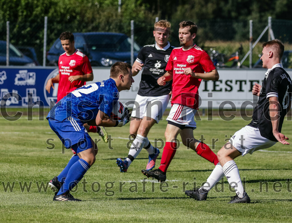2023-08-20_020_TuS_Oberding_gegen_FC_Finsing_II | Oberding, Deutschland, 20.08.2023:
Fußball, Kreisklasse 2023 / 2024, 3. Spieltag, TuS Oberding gegen FC Finsing II, Endergebnis: 1:1

Torwart Tobias Forchhammer (FC Finsing, #22), Markus Holzmann (TuS Oberding, #6)

Foto: Christian Riedel / fotografie-riedel.net