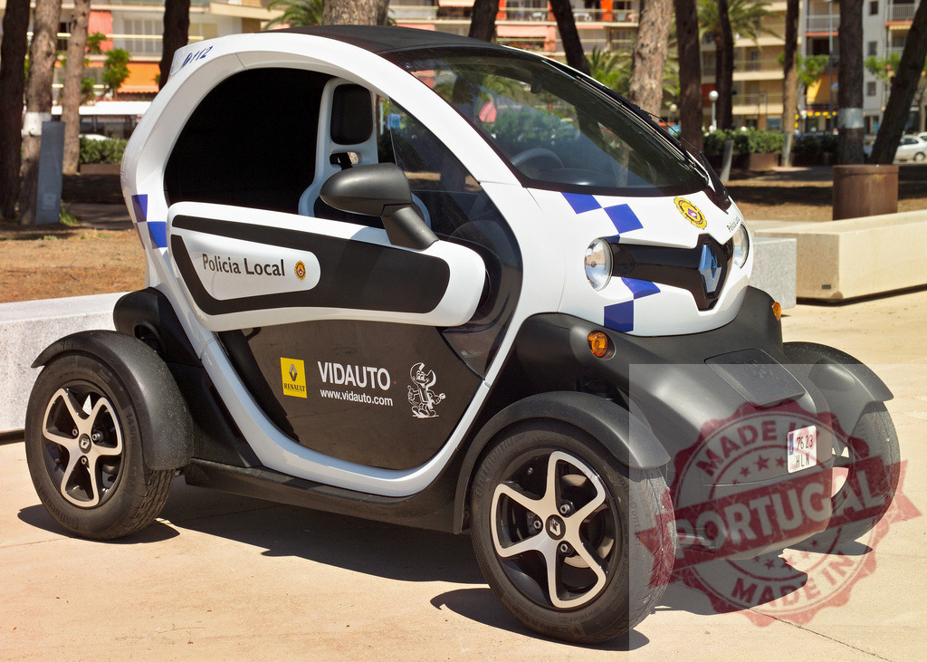 Renault Twizy Electric Car Parked on Sidewalk in Spain for Policia Local | Small white and black Renault Twizy electric car parked on a sidewalk, serving the Policia Local in a sunny urban environment in Spain - Realisiert mit Pictrs.com