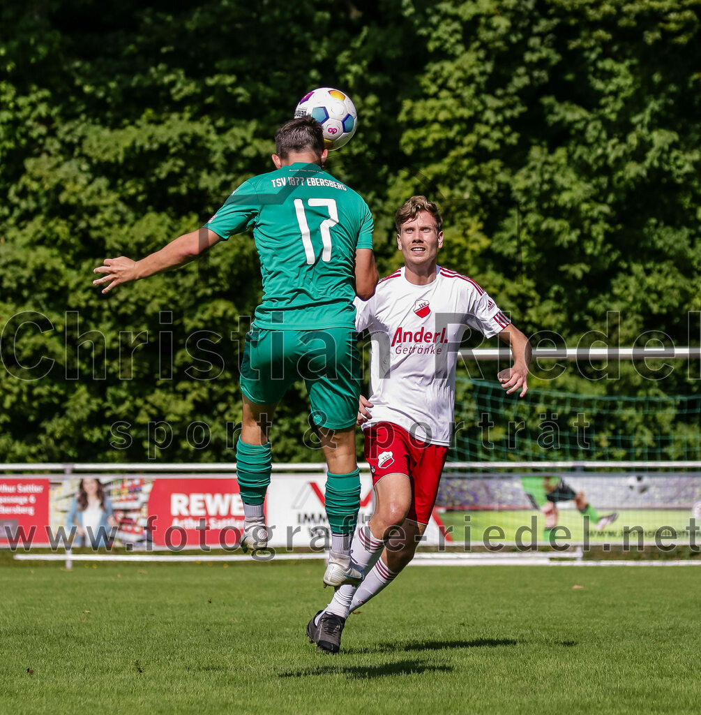 2023-08-26_028_TSV_Ebersberg_gegen_TSV_Oberpframmern | Ebersberg, Deutschland, 26.08.2023:
Fußball, Kreisliga 2023 / 2024, 2. Spieltag, TSV 1877 Ebersberg gegen TSV Oberpframmern, Endergebnis: 5:1

Felix Hoppe (TSV 1877 Ebersberg, #17), Anton Tristl (TSV Oberpframmern, #5)

Foto: Christian Riedel / fotografie-riedel.net