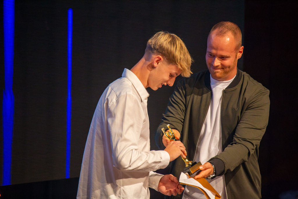 Rosengarten Mannheim: Award-Night 2024 / Sport Award Rhein-Neckar. Bild: Max Hopp (Dartprofi) überreicht Max Moerstedt (TSG Hoffenheim) seinen Preis | Rosengarten Mannheim: Award-Night 2024 / Sport Award Rhein-Neckar. Bild: Max Hopp (Dartprofi) überreicht Max Moerstedt (TSG Hoffenheim) seinen Preis - Realisiert mit Pictrs.com